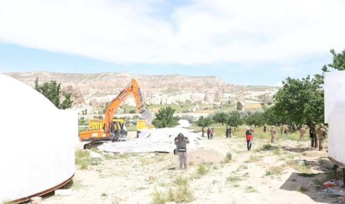 Kapadokya’da 4 katlı kaçak otel, 11 iglo ve 2 betonarme kaçak yapı yıkıldı