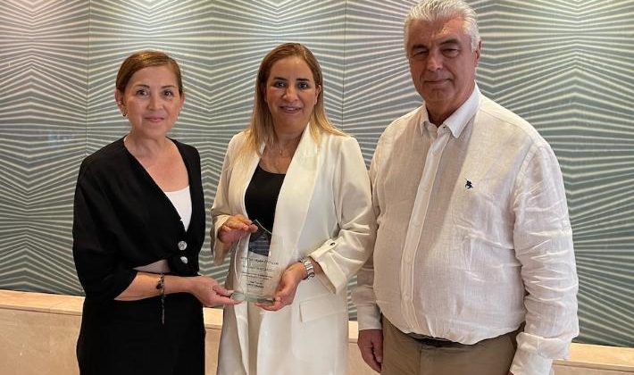 Emel Elik Bezaroğlu’na başarı ödülü