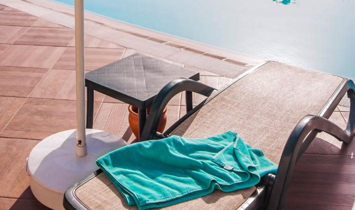 Ünlü tatil beldesinde ilginç ceza… Şezlonga havlu bırakan 9 Bin Lira ödeyecek