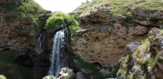Bayburt’ta serinlemek isteyenler Sırakayalar Şelalesi’ni tercih etti