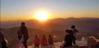 Nemrut Dağı’nda Güneşin Doğuşunu Meditasyonla İzleyen Ziyaretçiler
