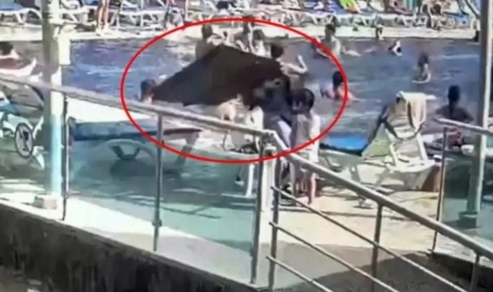 Tatil yaparken kafasına baca kapağı düşen turist hayatını kaybetti