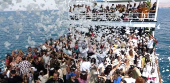 İranlı Turistler Van Gölü’nde Köpük Partisi Yapıyor
