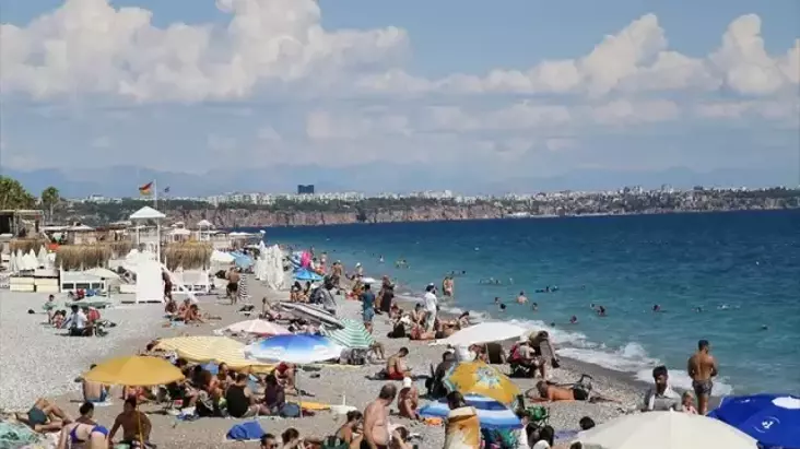Antalya’da Sıcak Havada Sahil Yoğunluğu Arttı