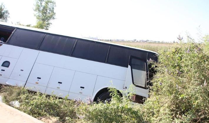 Antalya’da otel personelini taşıyan otobüs şarampole uçtu