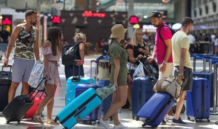 Otel dolulukları düşerken nasıl rekor kırdık… Gelen turist sayısında kim doğruyu söylüyor?