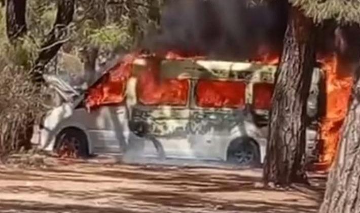 Adrasan’da tur minibüsü yandı