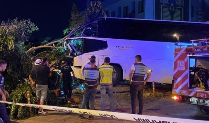 Tur otobüsü otel duvarına çarptı… Sürücü hayatını kaybetti
