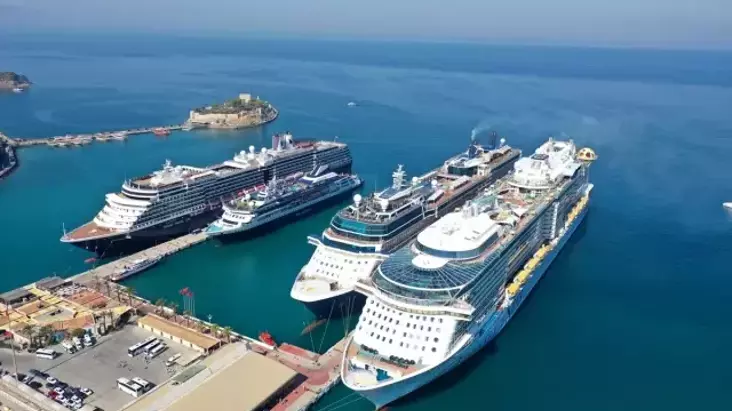 Kuşadası’na 14 Bin 700 Turist Geldi