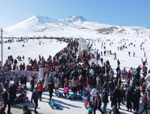 Erciyes Kayak Merkezinde adım atacak yer kalmadı
