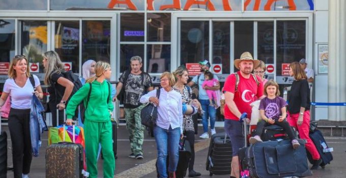 Vali Şahin: Her cumartesi 500 uçak iniyor, 500 uçak kalkıyor