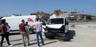 Manavgat’ta Kamyonet ile Otomobil Çarpıştı: 2 Yaralı