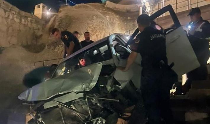 Araba otel bahçesine uçtu… 1 yaralı