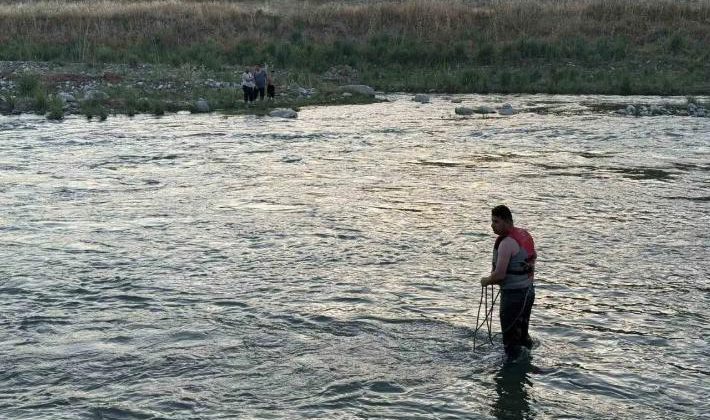 Baraj kapakları açılınca 11 turist suda mahsur kaldı