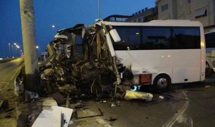 Turist taşıyan midibüs direğe çarptı… 1 ölü, 20 yaralı