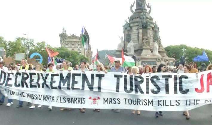 Barselona’da binlerce kişi aşırı turizmi protesto etti