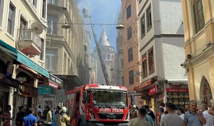 Beyoğlu Galata’da 5 katlı otelde korkutan yangın