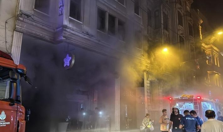 Beyoğlu’nda 9 katlı otelde yangın!