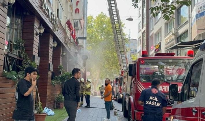 Fatih’te otel yangını… Mahsur kalan 6 kişi kurtarıldı