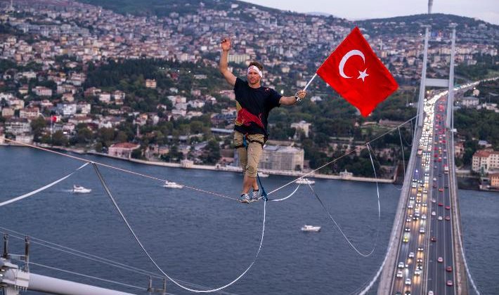 İstanbul Boğazı’nda tarih yazdı… İki kıta arasını ip üstünde yürüyerek geçti