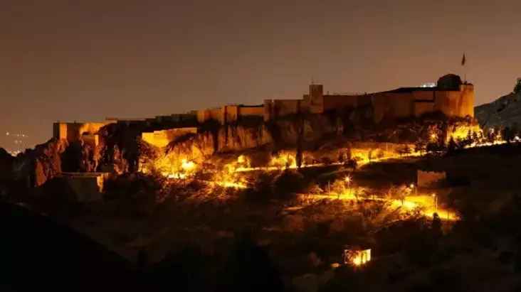 Harput’un Tarihi Güzellikleri Gece Fotoğraflarıyla Hayran Bırakıyor