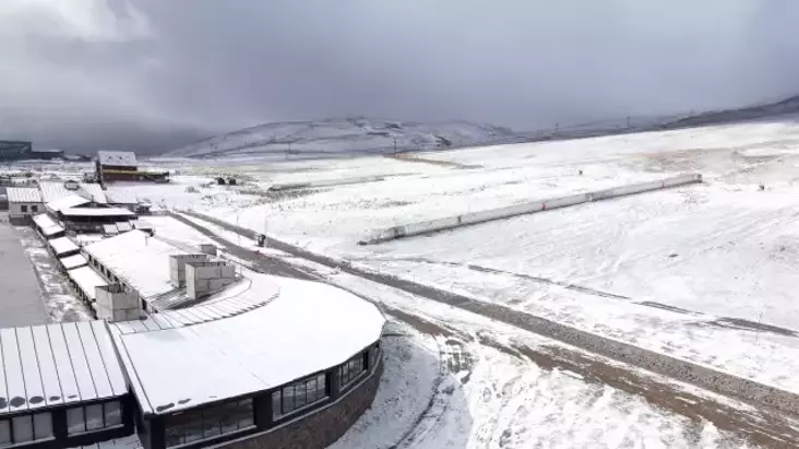 Erciyes Kayak Merkezi’ne Mevsimin İlk Karı Düştü