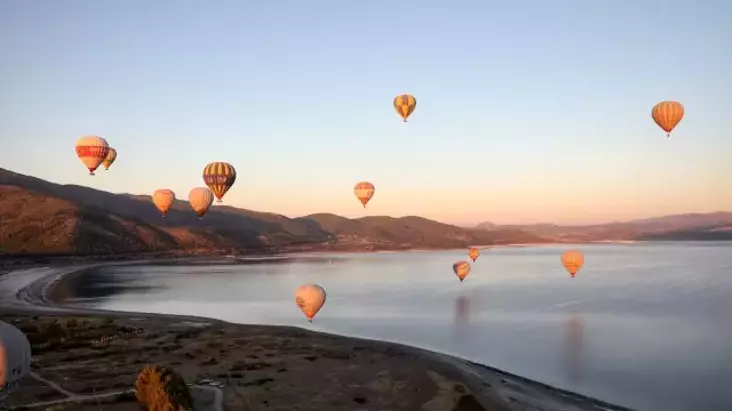 TÜRSAB’ın Turizm Yüzyılı Etkinliği Salda Gölü’nde Sıcak Hava Balonu Uçuşları ile Başladı