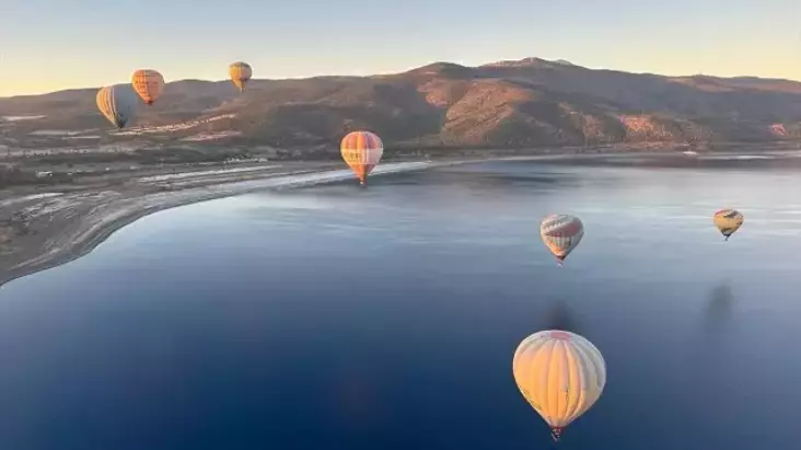 Salda Gölü’nde Sıcak Hava Balonları İle Turizm Şöleni