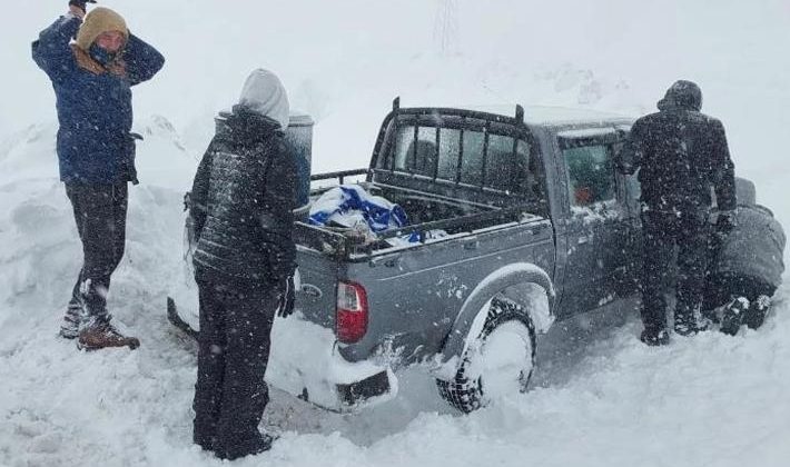 Artvin’de karda mahsur kalan 3 Fransız turisti köy halkı kurtardı