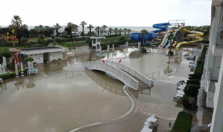 Antalya’da 5 yıldızlı oteli su bastı… 500 turist tahliye edildi