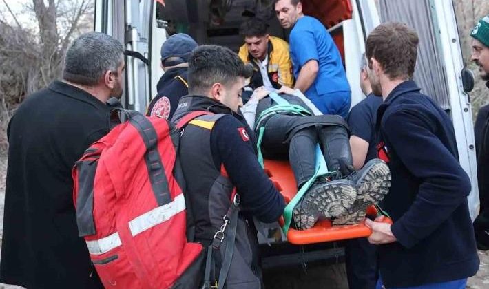 Rus turist Kapadokya’da peribacalarının arasına düştü