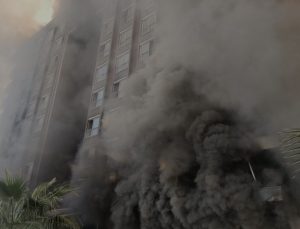 Antalya’da otel inşaatında çıkan yangında alevler kontrol altına alınmaya çalışılıyor