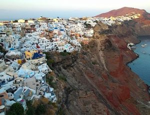 Depremlerle sallanan turistik adayı 9 binden fazla kişi terk etti