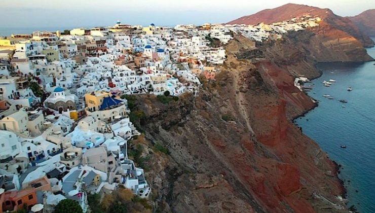 Depremlerle sallanan turistik adayı 9 binden fazla kişi terk etti