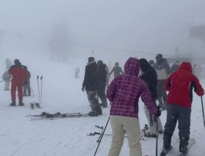 Yerli ve yabancı turistlerin akın ettiği Uludağ’da kar kalınlığı bir metreye yaklaştı