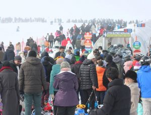 Erciyes, yerli ve yabancı turistlerin akınına uğradı