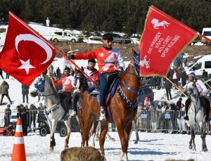 Çıldır Gölü “Altın At Kristal Buz Festivali” ile şenlendi