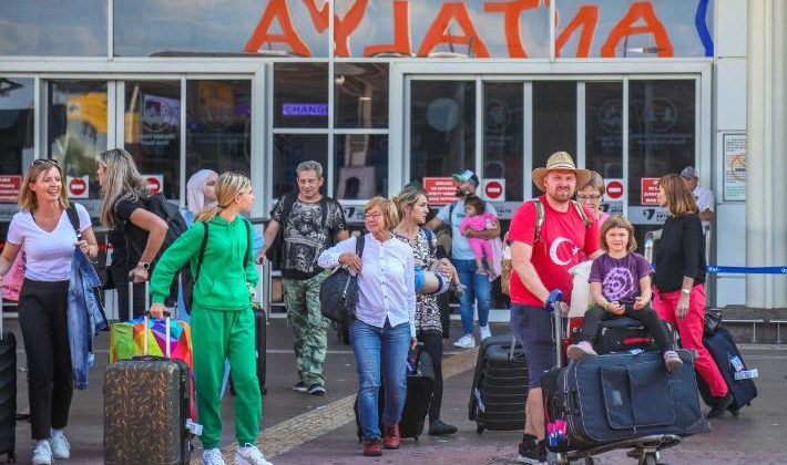 Antalya’ya gelen yabancı turist sayısı düştü, yerli turist arttı