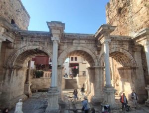 Antalya’nın tarihi Hadrian Kapısı, turistlerin gözdesi oldu