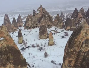 Kapadokya’nın Kış Güzelliği: Karla Kaplı Peri Bacaları Turistleri Ağırlıyor