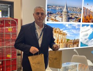 ITB Berin Fuarında Müslümanlara iftar paketi dağıtıldı