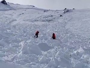 Erciyes’te çığ düştü, kayak yapan bir kişi son anda kurtuldu