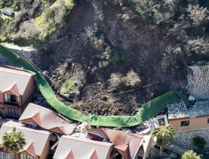 Artvin’deki heyelanda otelin bazı bölümleri yıkıldı