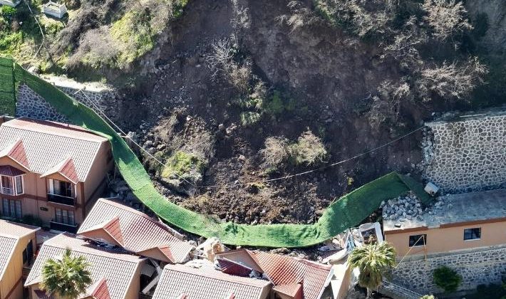 Artvin’deki heyelanda otelin bazı bölümleri yıkıldı