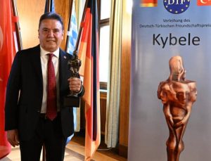 Başkan Muhittin Böcek “Kybele” ödülünü aldı