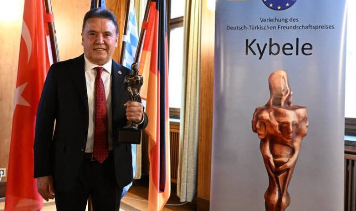 Başkan Muhittin Böcek “Kybele” ödülünü aldı