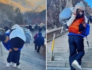 Turist rehberi turistleri kucağında taşıyarak ayda 240 Bin TL kazanıyor