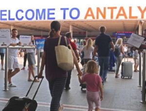 Santorini’den kaçan turist Antalya’ya sığındı