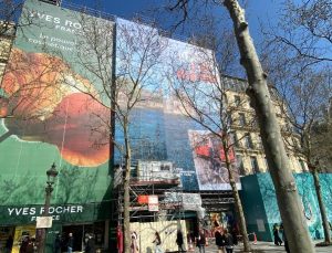 Paris’in ünlü caddesine dev İstanbul afişi