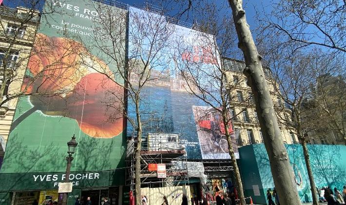 Paris’in ünlü caddesine dev İstanbul afişi